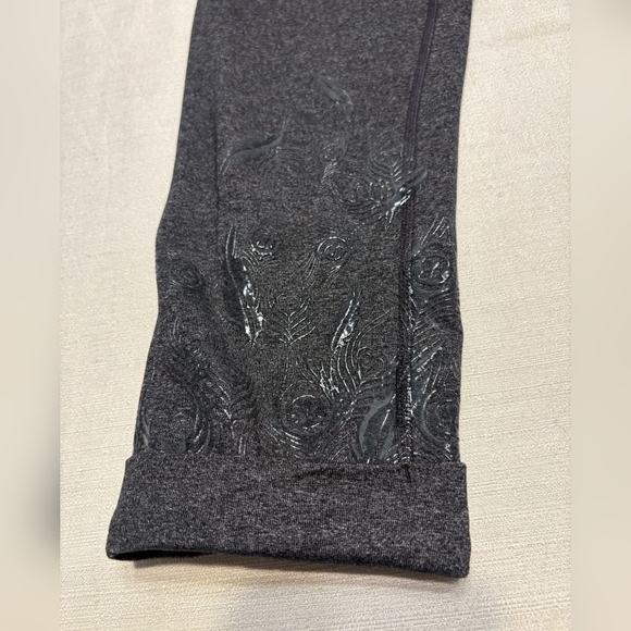 Lululemon Athletica Acro Crop, Embossed Logo , Size -+- 6 - Picture 5 of 9